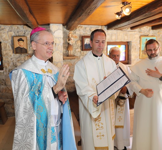 Nadbiskup Kutleša blagoslovio prostor za molitvu na Sveticama 